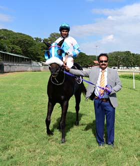 Trainer Monnappa C D leading Aashirvad (Faiz), winner of DR.M.A.M.Ramaswamy Trophy at Mysore on Thursday.