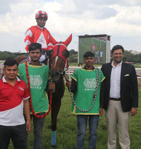 Trainer Adhirajsingh Jodha leading in Fiery Red (Sandesh up), winner of Nitrous Plate (Div II) at Pune on Sunday. Photo credit Amit Gupta