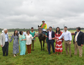The winning connections of Alastair (Pradeep Chouhan up) leading in after the four-year-old gelding won the UK Racing on Paly.rwitc.com Plate at Pune on Monday. 
