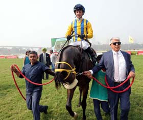 Geoffrey Nagpal leading in Alexios (Da;vid Allan up), winner of Keki D Mehta Memorial Million at Mumbai on Sunday.
