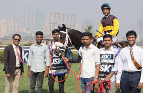 Trainer Pradeep Chouhan (extreme left) leading in Ardakan (Trevor Patel up), winner Korea Racing Authority Trophy (Div I) at Mumbai on Sunday. Photo credit Amit Gupta