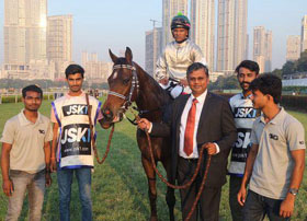 Trainer Karthik Ganapathy leading in Caliph (Sandesh up), winner of Gift of Grace Trophy at Mumbai on Sunday. Photo credit Amit Gupta