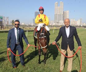 Trainer Shazam Shan and Jaydev Mody leading in Esperanza (Ramswarup up), winner of Amateur Riders’ Club Trophy at Mumbai on Sunday. Photo credit Amit Gupta