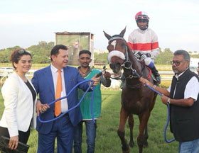 Trainer Faisal Abbas and Ajay Jalan leading in Magneto (Sandesh up), winner of Suresh Mahindra Trophy at Pune on Saturday. Photo credit Amit Gupta