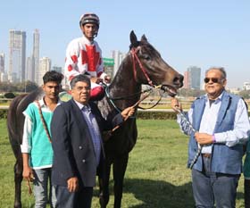 Akhtar Adamhi Peerbhoy (left) leading in Ghirardelli, winner of Municipal Commissioner’s Trophy at Mumbai on Sunday. Photo credit Amit Gupta