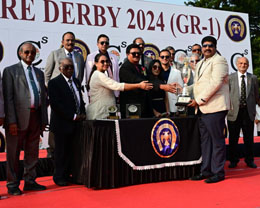 Chairman of Mysore Race Club and sponsor of Cubic Mysore Derby presenting the Derby Trophy to J Ramesh, joint owner of Mandarino which won the event at Mysore on Sunday.