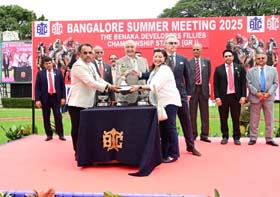 D Narahari of Benaka Developers presenting the Fillies Championship Stakes to Ms Anita Captain, partner of Fynbos who won the event at Bangalore on Sunday.