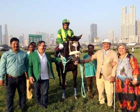 Peter Deubet and trainer Vinesh leading in Charlie (Bhawani Singh up), winner of Bangalore Turf Club Trophy at Mumbai on Thursday. Photo credit Amit Gupta.