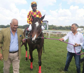 Trainer Rehanullah Khan and Ashok Ranpise leading in Moment of Madness (Bharath Singh up), winner of Legal Steps Plate at Pune on Saturday. Photo credit Amit Gupta