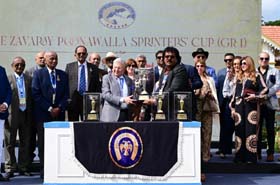 Zavaray S Poonawalla presenting the Zavaray Poonawalla Sprinters Cup to P Arun Kumar whose ward Reiko won this event on Sa;turday at Mysore.
