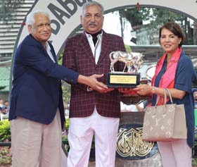 Mr Vijay Shirke and Mrs Shirke receiving the leading owner award from RWITC Chairman Surendra Sanas at the conclusion of the Pune Racing Season on Sunday.