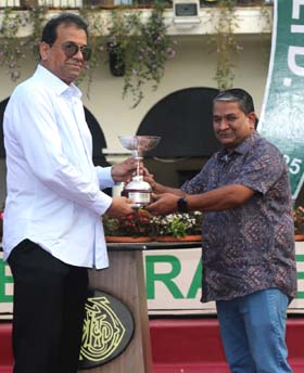Shailendra Awasti presenting the Times of India Trophy to Prashanth Nagar whose ward Kavya won this event at Mumbai on Thursday. Photo credit Amit Gupta
