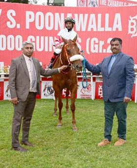Trainer Shoban Babu and A Muniraja leading in Double Vision (Arshad Alam up), winner of Chintamani Plate at Bangalore on Saturday.
