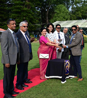 Prof. Dr.Swaroop Simha along with Sneha Simha presenting the Dr.M.N.Doreswamy Memorial Trophy to trainer M Bobby, deputising for Arjun Mangalorkar after Czar won this event at Mysore on Wednesday