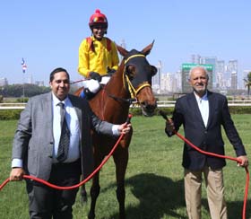 Trainer Bahram Cana and Jaydev Mody leading in Uzi (T S Jodha up), winner of Grand Passion Plate at Mumbai on Sunday. Photo credit Amit Gupta