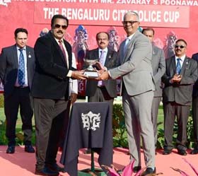 B N S Reddy presenting the Bangalore City Police Cup to trainer Sulaiman Attaollahi after his ward Valiant Stream won the event at Bangalore on Sunday.