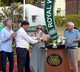 Pesi Shroff with the Champion Trainers` Trophy at the conclusion of the Mumbai racing season on Sunday.